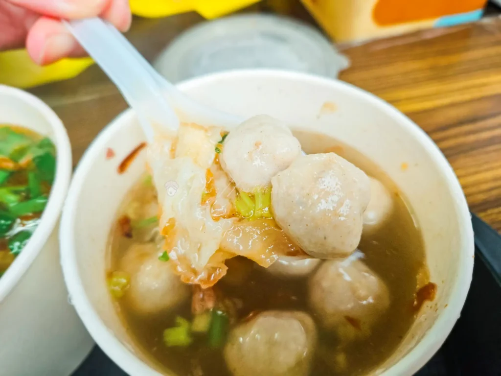 說到萬華美食,很多人第一個想到的就是這間在康定路與內江街轉角處,總是排著長長人龍的「一甲子餐飲」這間看似不起眼的轉角路邊攤,卻是連續多年榮獲米其林必比登推薦的超強實力派。