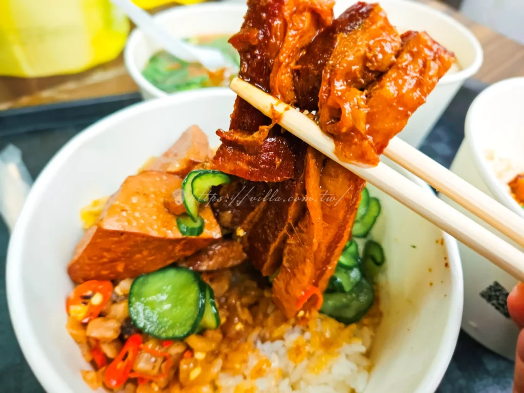 說到萬華美食,很多人第一個想到的就是這間在康定路與內江街轉角處,總是排著長長人龍的「一甲子餐飲」這間看似不起眼的轉角路邊攤,卻是連續多年榮獲米其林必比登推薦的超強實力派。