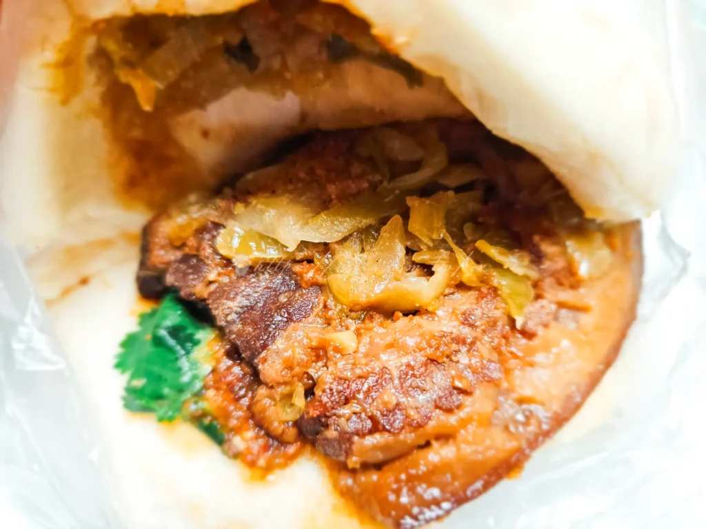 說到萬華美食,很多人第一個想到的就是這間在康定路與內江街轉角處,總是排著長長人龍的「一甲子餐飲」這間看似不起眼的轉角路邊攤,卻是連續多年榮獲米其林必比登推薦的超強實力派。