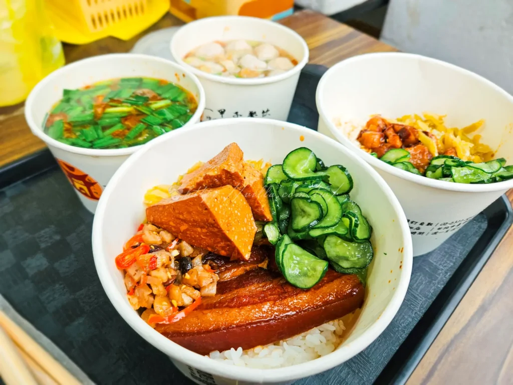 說到萬華美食,很多人第一個想到的就是這間在康定路與內江街轉角處,總是排著長長人龍的「一甲子餐飲」這間看似不起眼的轉角路邊攤,卻是連續多年榮獲米其林必比登推薦的超強實力派。