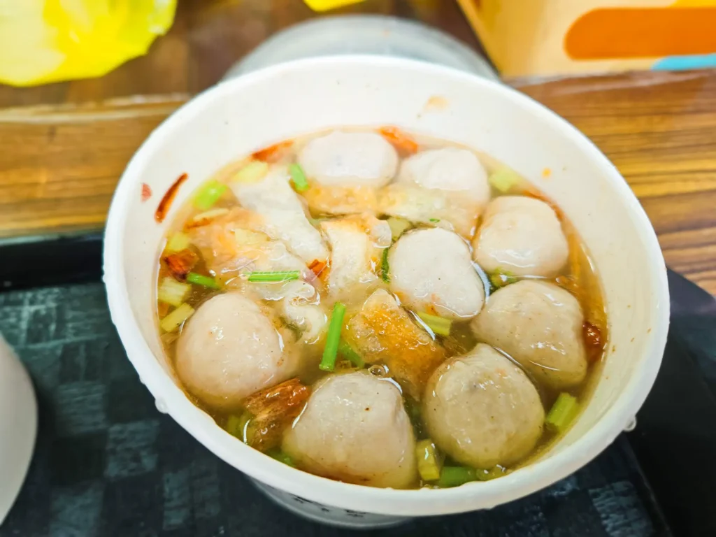 說到萬華美食,很多人第一個想到的就是這間在康定路與內江街轉角處,總是排著長長人龍的「一甲子餐飲」這間看似不起眼的轉角路邊攤,卻是連續多年榮獲米其林必比登推薦的超強實力派。