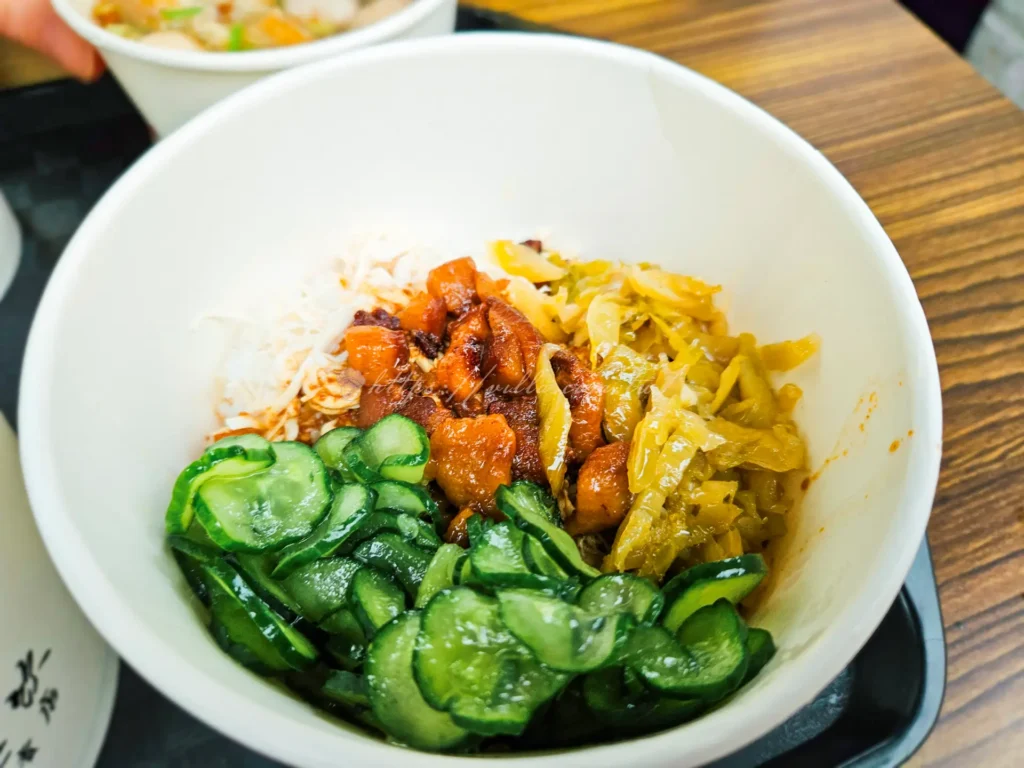 說到萬華美食,很多人第一個想到的就是這間在康定路與內江街轉角處,總是排著長長人龍的「一甲子餐飲」這間看似不起眼的轉角路邊攤,卻是連續多年榮獲米其林必比登推薦的超強實力派。