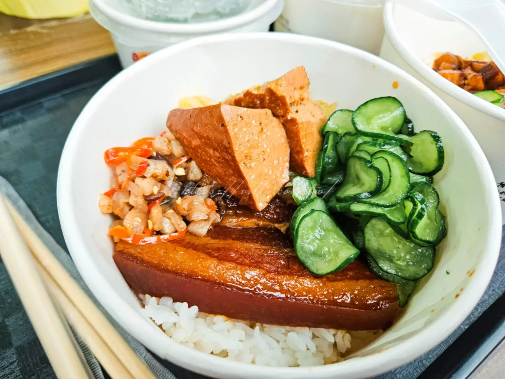 說到萬華美食,很多人第一個想到的就是這間在康定路與內江街轉角處,總是排著長長人龍的「一甲子餐飲」這間看似不起眼的轉角路邊攤,卻是連續多年榮獲米其林必比登推薦的超強實力派。