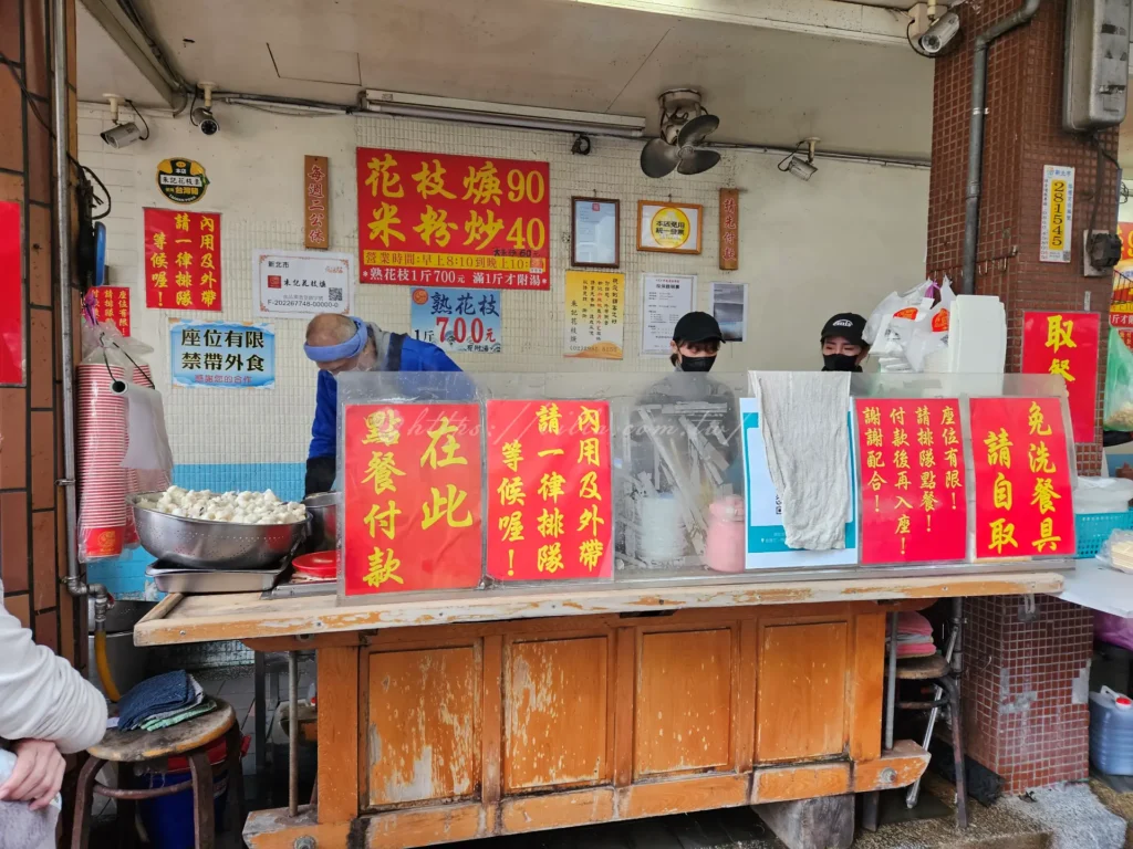 三重朱記花枝羹菜單非常精簡，只有花枝羹與米粉炒的黃金組合，專心做好一件事的概念。