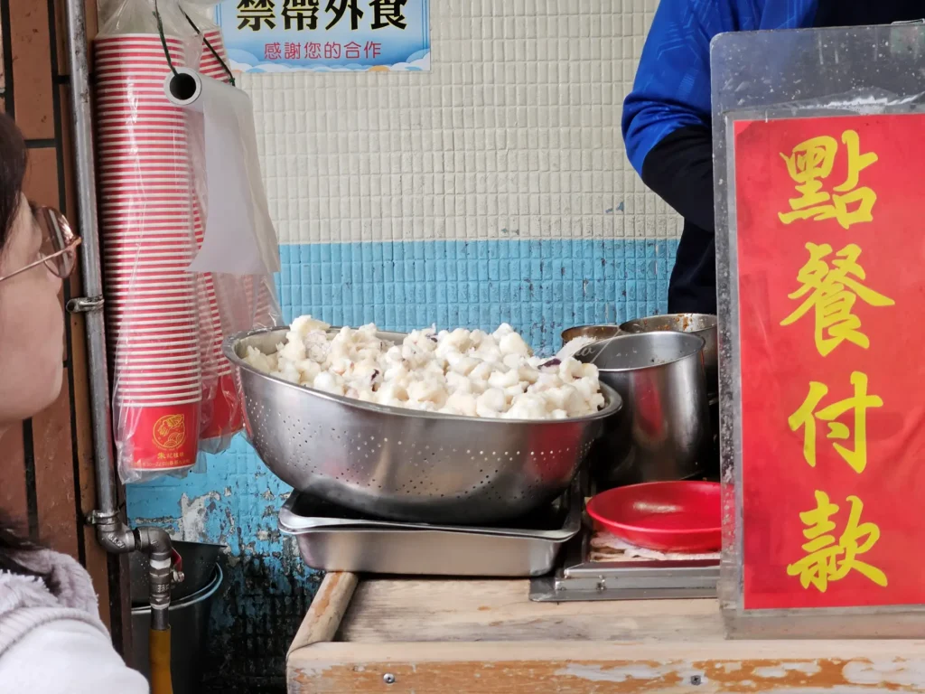 朱記花枝羹這碗靈魂花枝羹：看似小碗，裡頭竟豪邁塞入 6-7 塊巨無霸級花枝！這家店之所以被譽為新北花枝羹推薦首選，關鍵就在於那驚人的「厚度」。這裡不靠厚重粉漿充數，而是將新鮮花枝大塊厚切，僅裹上薄薄魚漿，入口瞬間脆彈有勁，咬下去能感受到鮮甜海味在舌尖噴發，絕對是三重最好吃花枝羹，湯頭走清甜不膩的勾芡路線，伴隨蒜酥香氣，內行吃法一定要加點烏醋，利用酸香層次瞬間提鮮。