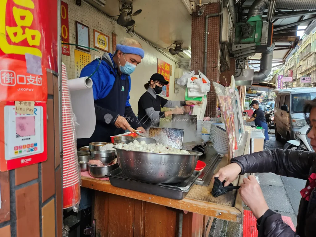 三重朱記花枝羹門口那口熱騰騰的大鍋從沒停過，師傅俐落地將厚切花枝丟入鍋中，空氣中瀰漫著濃郁的羹湯香氣與蒜酥味。