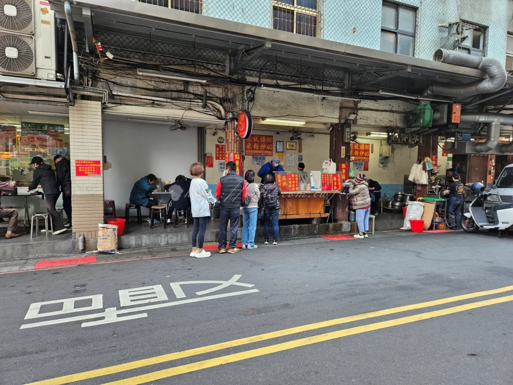 三重朱記花枝羹，靠著「只賣兩樣」就讓在地人從小吃到大，成為三重必吃美食的代表。雖然店面藏在7-11旁邊的騎樓下，看起來低調不起眼，但生意好到天天爆滿，連平日中午或晚上都得排隊等位。