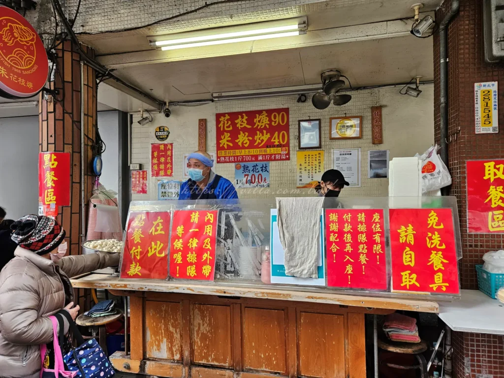 三重朱記花枝羹，靠著「只賣兩樣」就讓在地人從小吃到大，成為三重必吃美食的代表。雖然店面藏在7-11旁邊的騎樓下，看起來低調不起眼，但生意好到天天爆滿，連平日中午或晚上都得排隊等位。