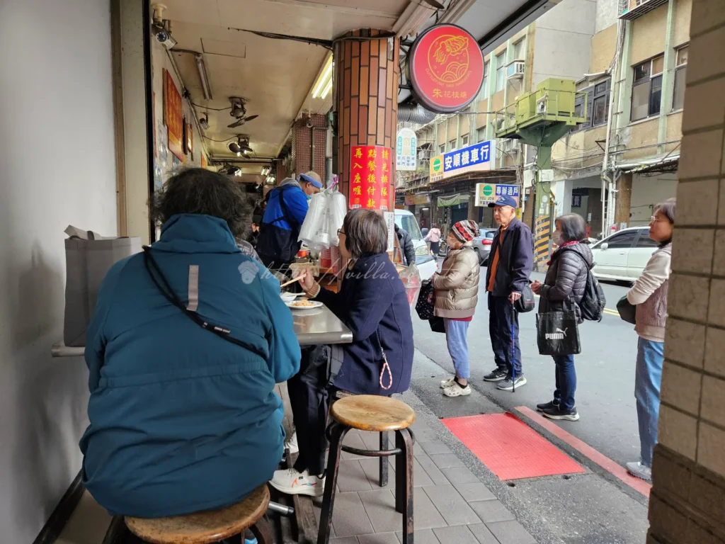 三重朱記花枝羹店面簡單，雖在騎樓下但整理得乾淨，內用空間不算寬敞，每到尖峰時刻總是高朋滿座，夏天只有電扇會較熱。