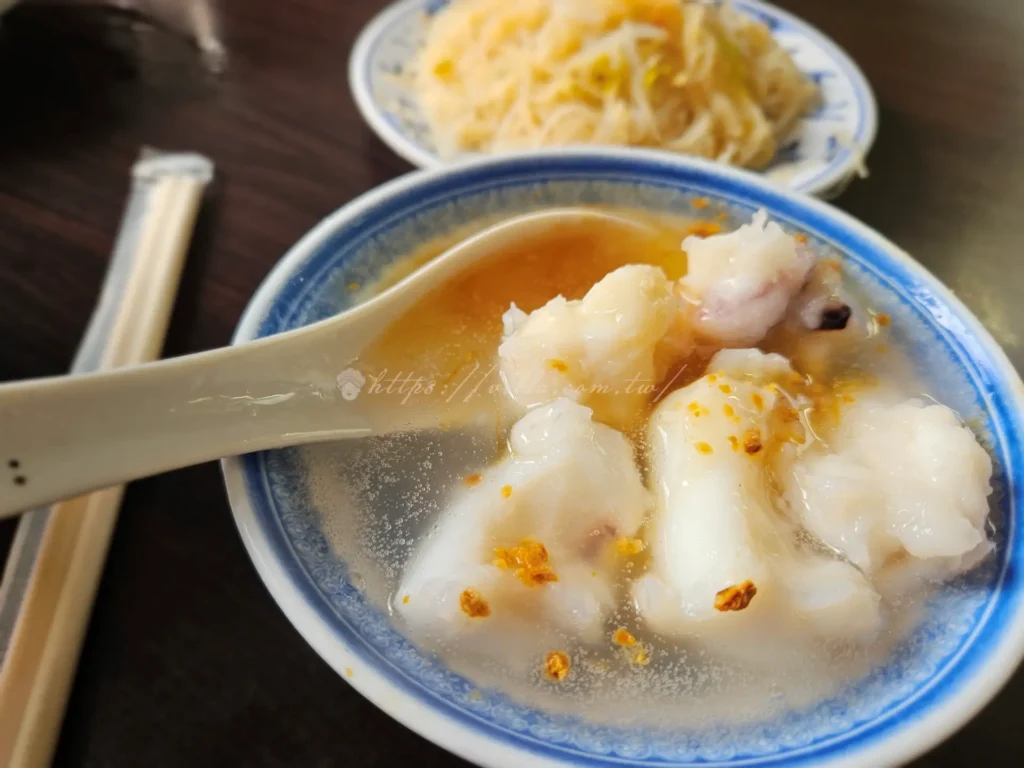 朱記花枝羹這碗靈魂花枝羹：看似小碗，裡頭竟豪邁塞入 6-7 塊巨無霸級花枝！這家店之所以被譽為新北花枝羹推薦首選，關鍵就在於那驚人的「厚度」。這裡不靠厚重粉漿充數，而是將新鮮花枝大塊厚切，僅裹上薄薄魚漿，入口瞬間脆彈有勁，咬下去能感受到鮮甜海味在舌尖噴發，絕對是三重最好吃花枝羹，湯頭走清甜不膩的勾芡路線，伴隨蒜酥香氣，內行吃法一定要加點烏醋，利用酸香層次瞬間提鮮。