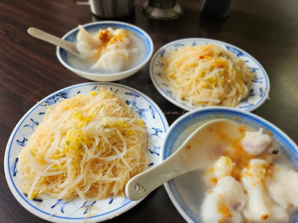 三重朱記花枝羹，靠著「只賣兩樣」就讓在地人從小吃到大，成為三重必吃美食的代表。雖然店面藏在7-11旁邊的騎樓下，看起來低調不起眼，但生意好到天天爆滿，連平日中午或晚上都得排隊等位。