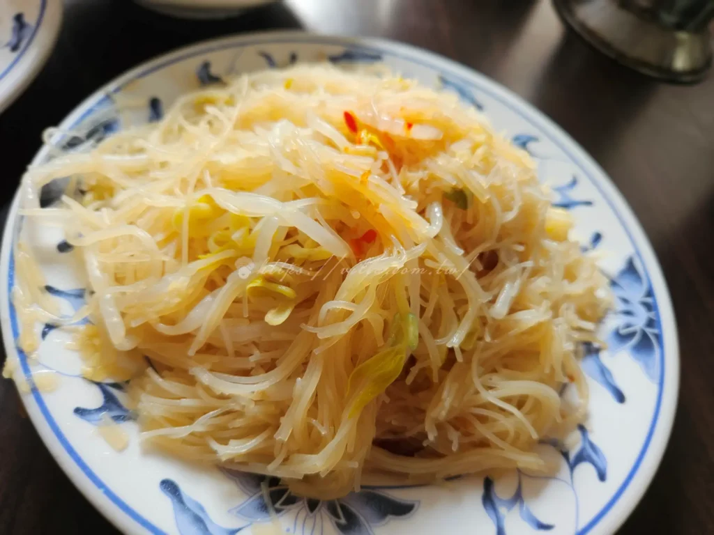 朱記花枝羹的米粉選用細米粉，蒸得恰到好處，油香恰好包覆每一條米粉，濕潤Ｑ而不爛，精華在於淋上的蒜泥與特製滷汁，滿滿的蒜酥香氣在口中炸開，鹹香過癮。建議要加一點桌上的辣椒，滋味瞬間提升。