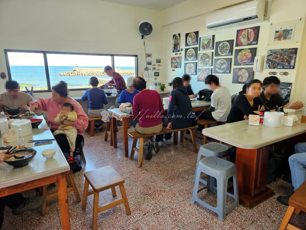 走進新北貢寮嗨九蒸鮮小吃，最吸引人的莫過於窗外那一抹蔚藍，餐廳位於港邊，如果你運氣好坐到窗邊位子，眼前就是馬崗漁港湛藍的海面與零星閃耀的波光。