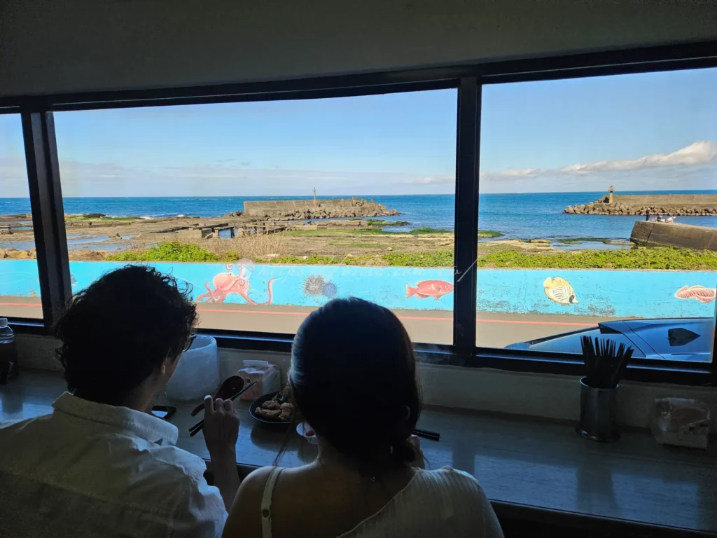 走進新北貢寮嗨九蒸鮮小吃，最吸引人的莫過於窗外那一抹蔚藍，餐廳位於港邊，如果你運氣好坐到窗邊位子，眼前就是馬崗漁港湛藍的海面與零星閃耀的波光。