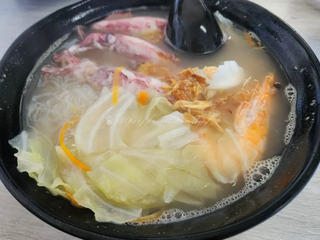 馬崗漁港嗨九蒸鮮小吃：鮮甜小卷米粉，加入高麗菜與油蔥酥提味