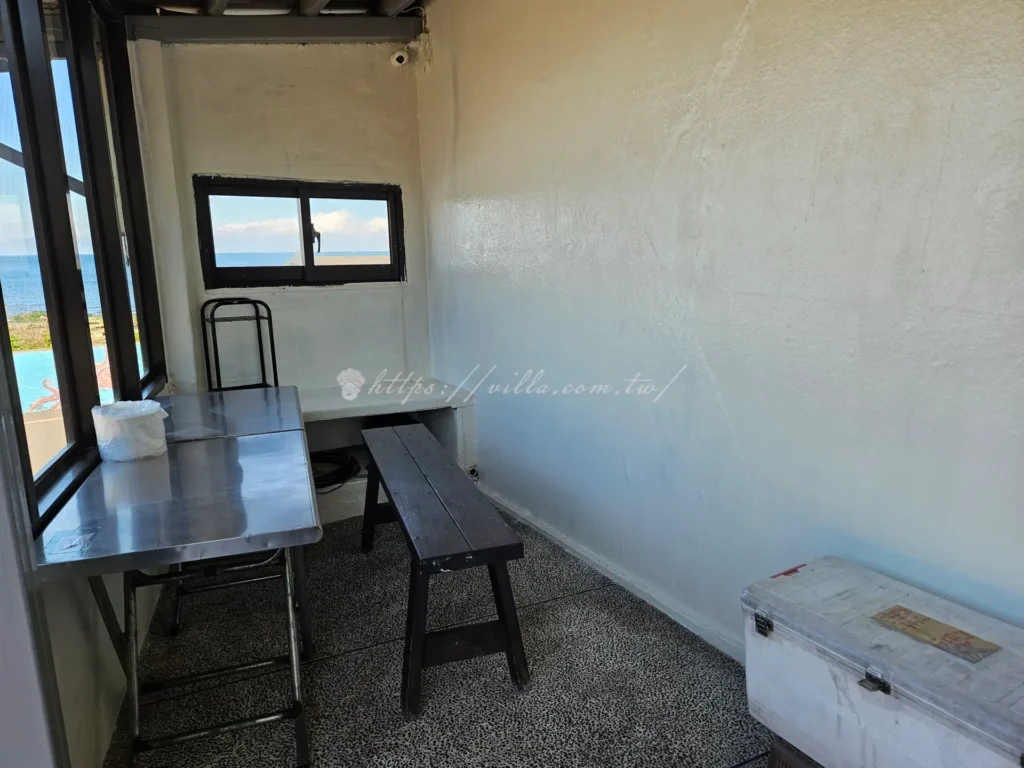 走進新北貢寮嗨九蒸鮮小吃，最吸引人的莫過於窗外那一抹蔚藍，餐廳位於港邊，如果你運氣好坐到窗邊位子，眼前就是馬崗漁港湛藍的海面與零星閃耀的波光。