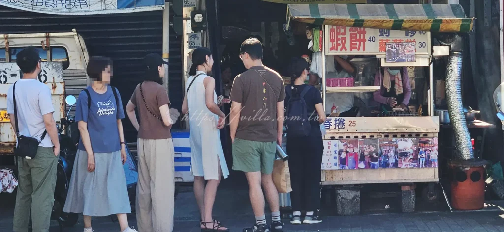 南方澳無名蝦餅蚵嗲蘿蔔糕！南方澳隱藏版的炸物小吃，這是一個典型的小吃攤位，沒有提供內用座位。大多數的遊客都是拿到手後直接在路邊開吃，或是帶回車上享用。攤位前設有醬料區，包含甜辣醬與醬油膏，你可以依個人喜好自行塗抹。我個人推薦先吃原味感受蝦香，再加一點甜辣醬提味。