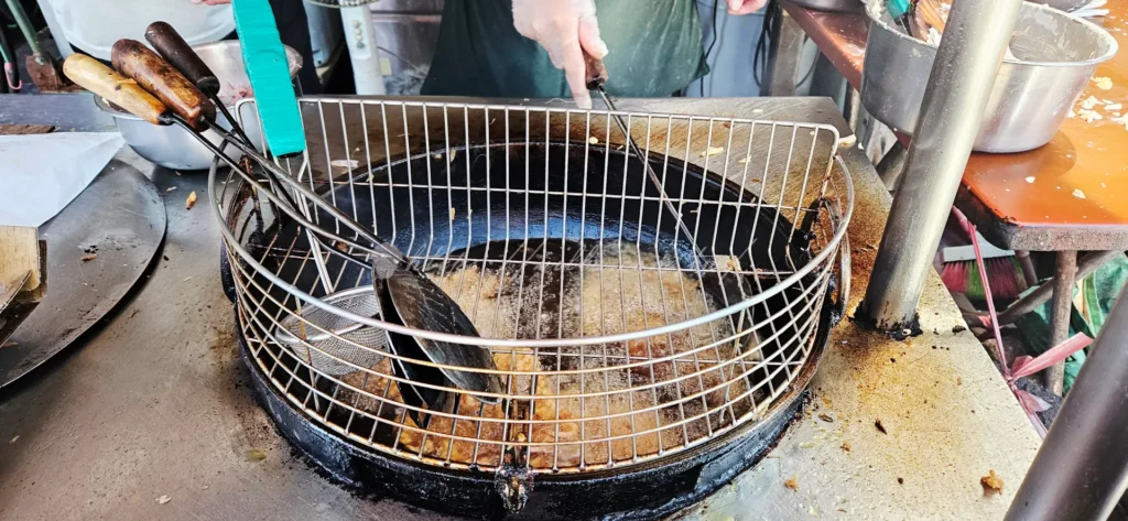 南方澳無名蝦餅蚵嗲蘿蔔糕！南方澳隱藏版的炸物小吃，那種鹹甜口感交織在一起，完全不會油膩。最狂的是，蝦子真的多到邊吃邊掉，每一口都咬得到料，難怪被網友形容為「蝦子多到掉出來」！