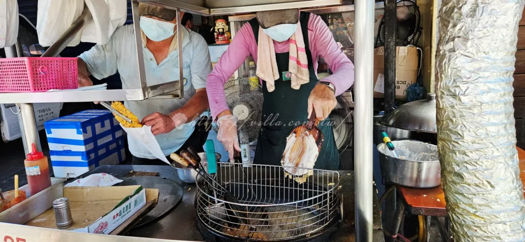 南方澳無名蝦餅蚵嗲蘿蔔糕！南方澳隱藏版的炸物小吃，過去主要在漁港南寧路一帶出沒，是許多討海人收工後的解饞首選。因為沒有招牌，大家索性就稱它為「無名蝦餅」。