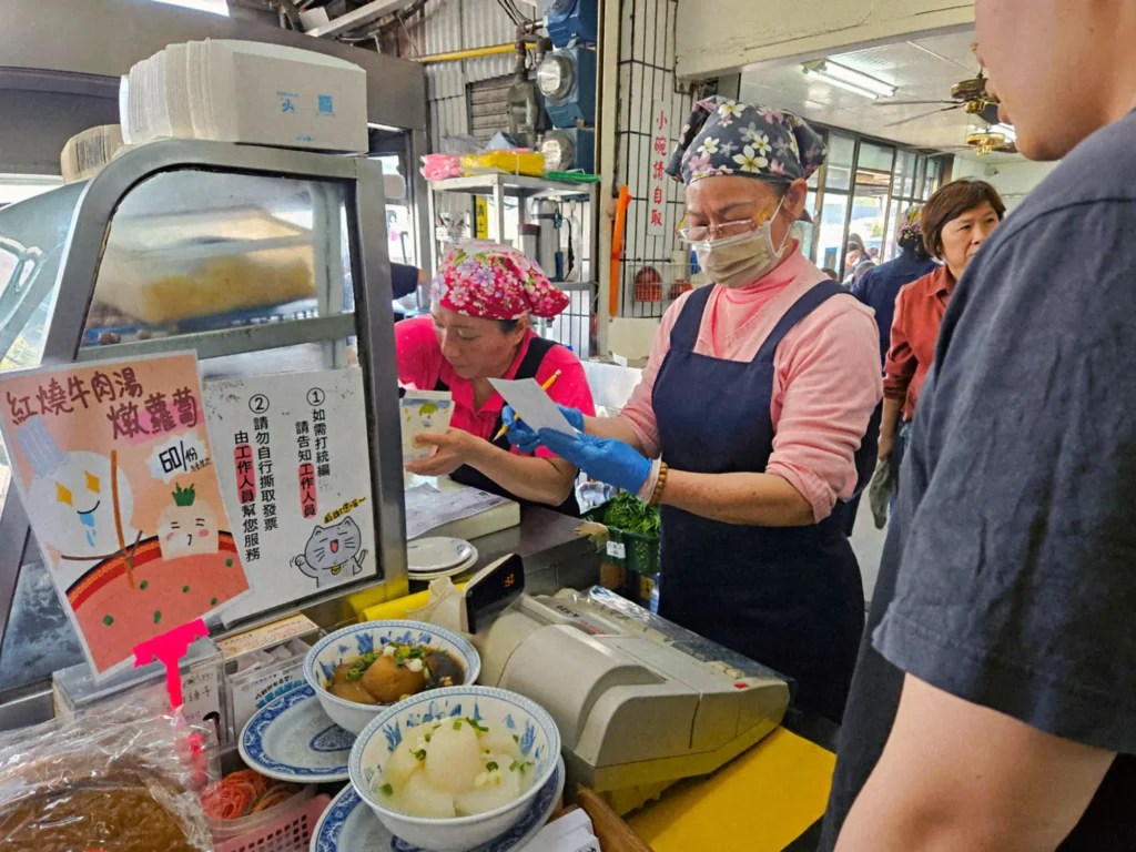 苗栗在地人推薦金榜麵館忙碌流暢的結帳收銀台,顧客排隊結算這頓高CP值的銅板美食