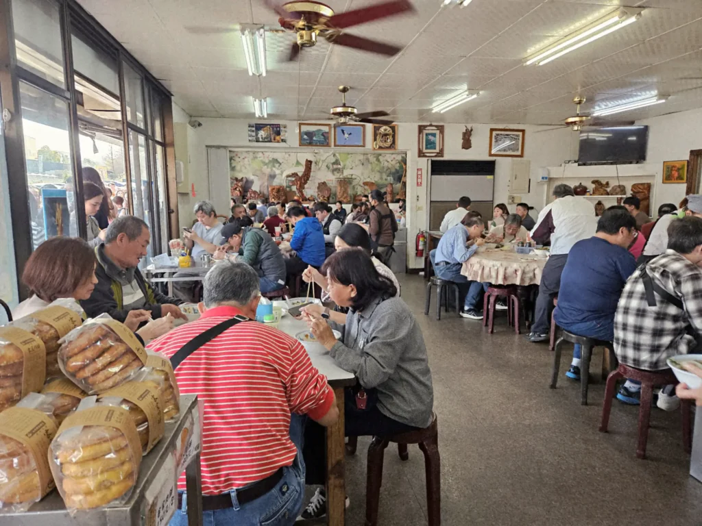 三義必吃麵店金榜麵館樸實乾淨的木桌座位,展現傳統三義客家麵老字號的在地親切風情