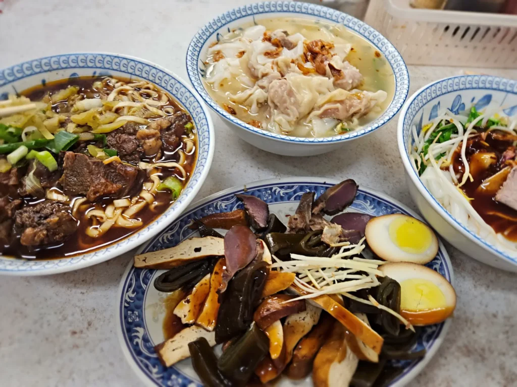 苗栗在地人推薦的金榜麵館招牌美食澎湃合照,一桌子Q彈大碗的客家粄條、牛肉麵與豐富滷味小菜