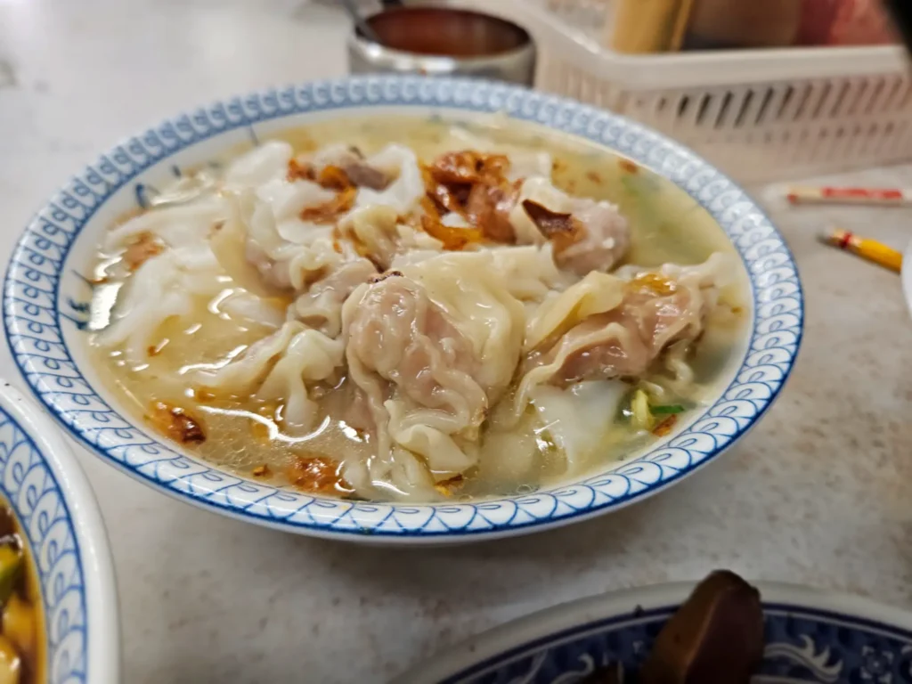 苗栗在地人推薦的金榜麵館餛飩粄條,清澈大骨高湯搭配飽滿手工大餛飩