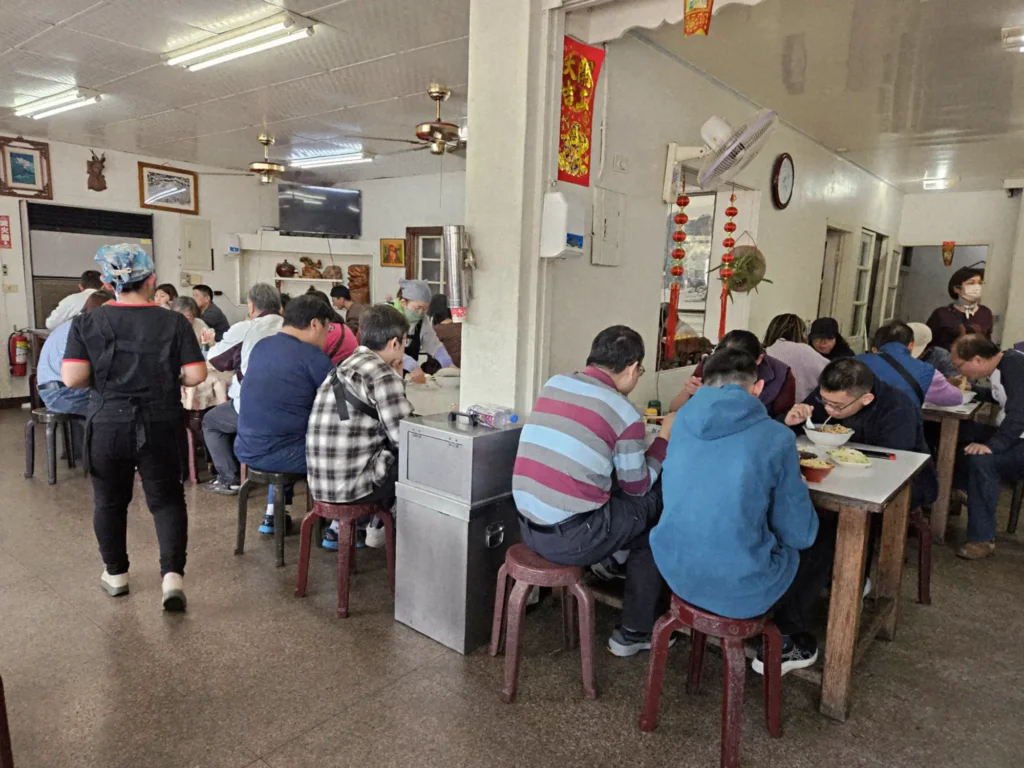 苗栗三義美食金榜麵館寬敞明亮的室內座位區,提供苗栗一日遊旅客舒適便利的用餐環境