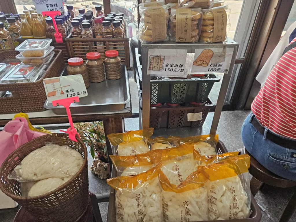 金榜麵館店內販售的苗栗客家伴手禮,包含傳統純米生粄條、靈魂油蔥酥與特製辣椒醬