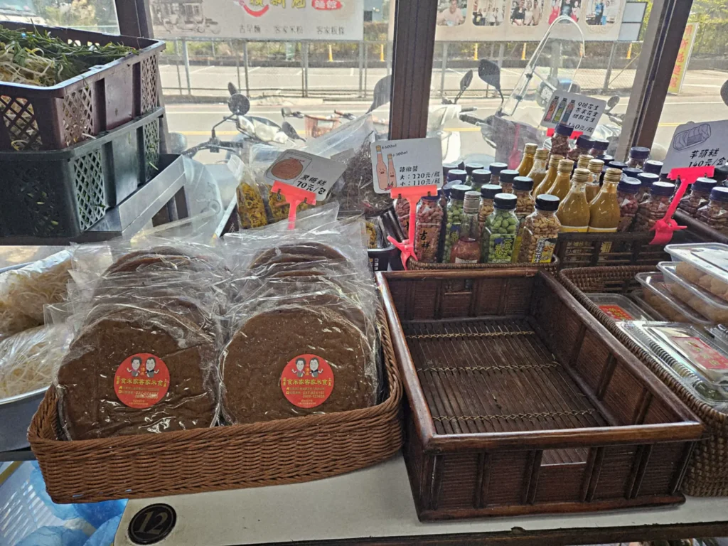 金榜麵館店內販售的苗栗客家伴手禮,包含傳統純米生粄條、靈魂油蔥酥與特製辣椒醬