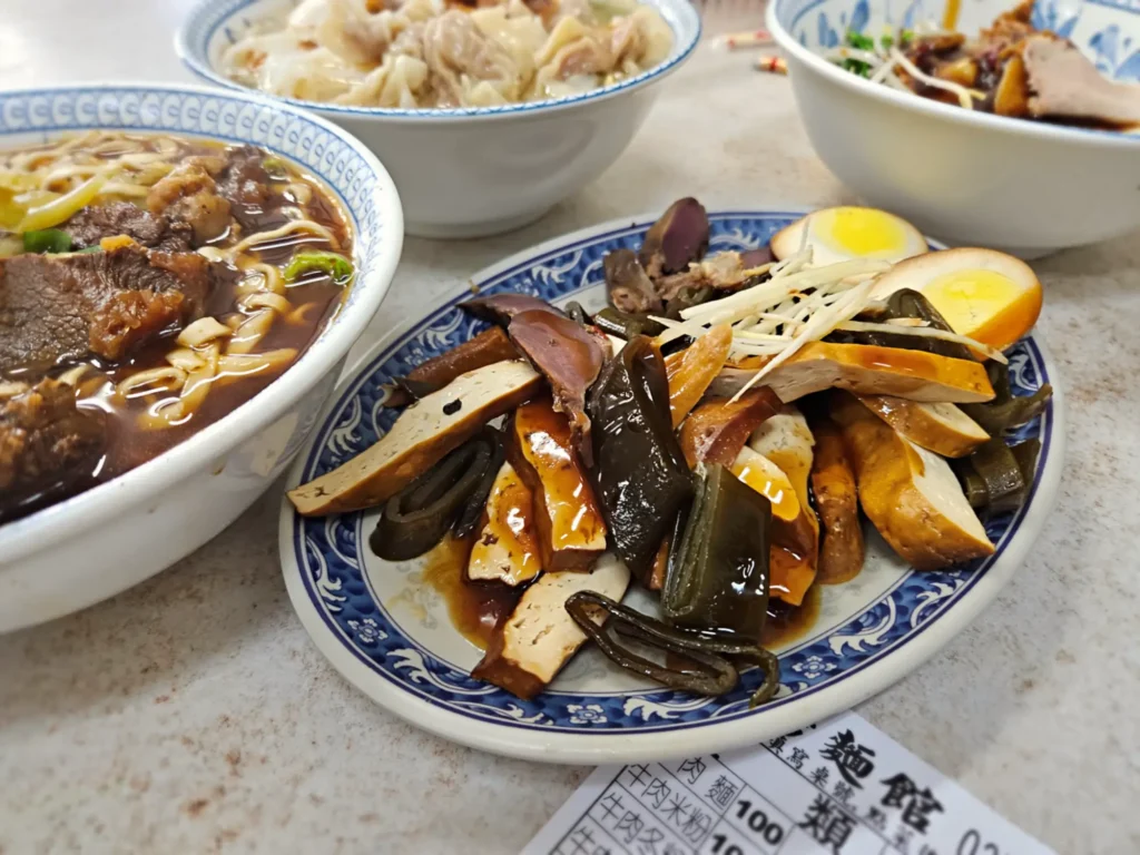 苗栗客家小吃推薦必點的滷味拼盤,包含吸滿滷汁的豆干、海帶、滷蛋與脆口鴨珍