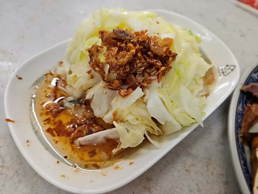 三義必吃麵店金榜麵館的清爽燙青菜,份量十足,是品嚐重口味銅板美食時的最佳解膩配菜