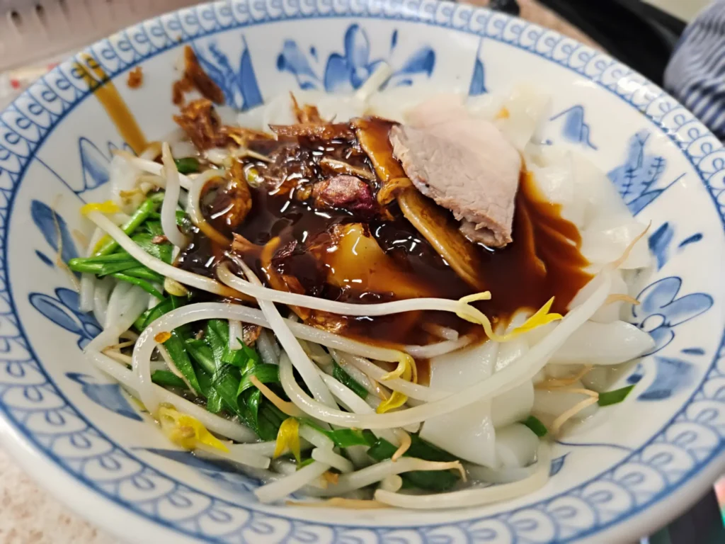 道地三義客家麵代表:金榜麵館的傳統客家乾粄條,淋上滿滿自製豬油蔥酥