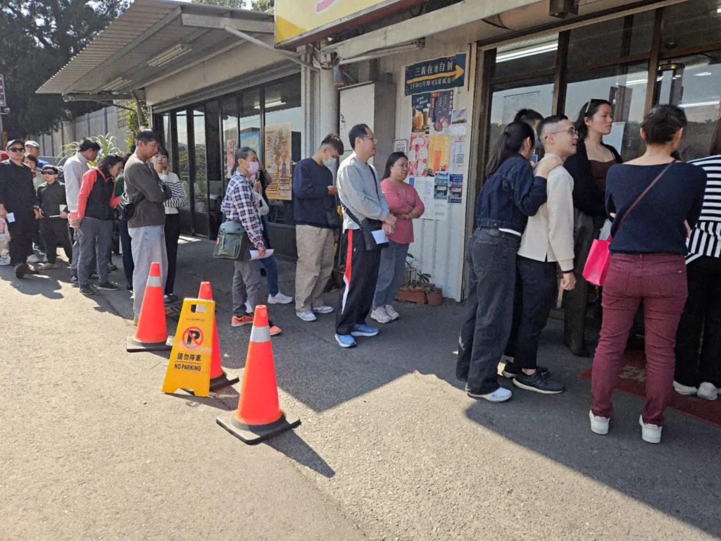 苗栗三義美食金榜麵館的店面外觀與平假日排隊人潮