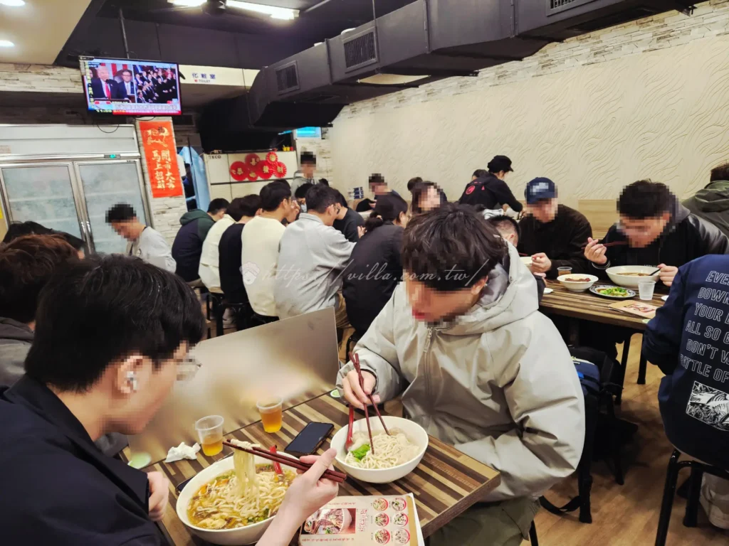玖伍牛肉麵店內用餐環境，長桌座位與牆面菜單，光華商場平價牛肉麵老店