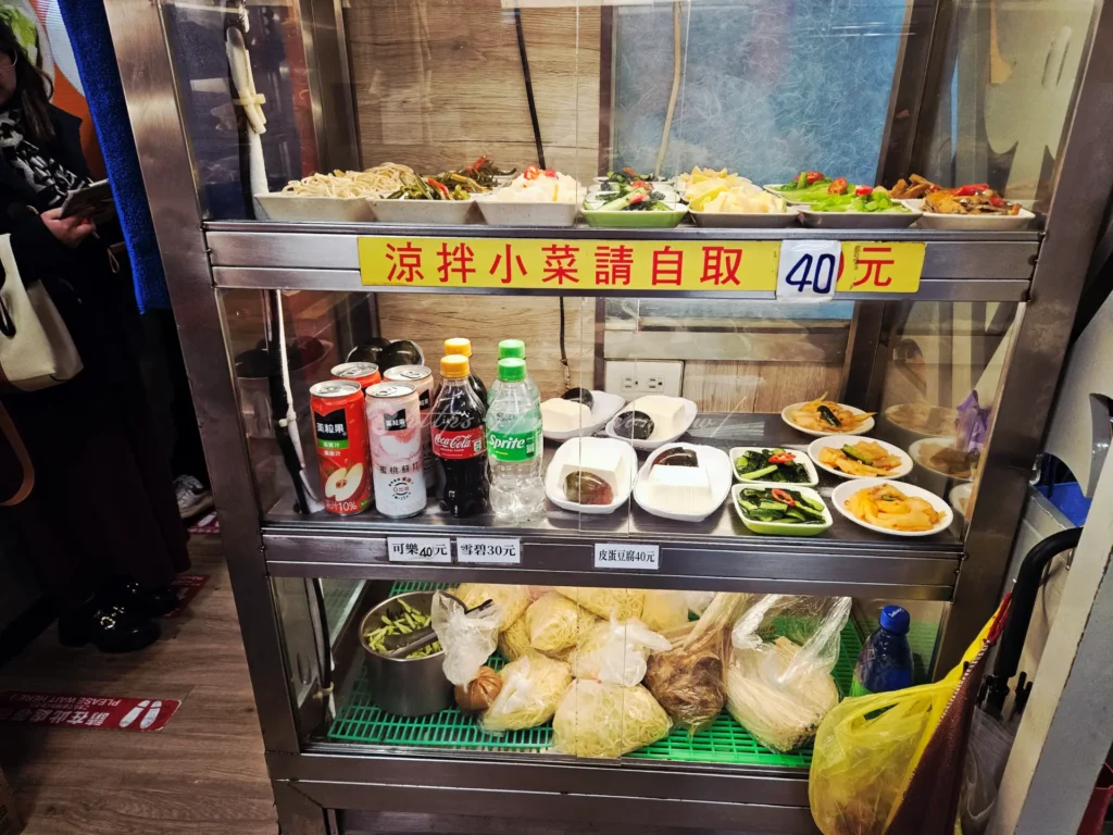 2026 玖伍牛肉麵最新菜單價目表，提供紅燒與清燉牛肉麵、紅油抄手及豐富滷味小菜，位於光華商場與三創生活園區附近