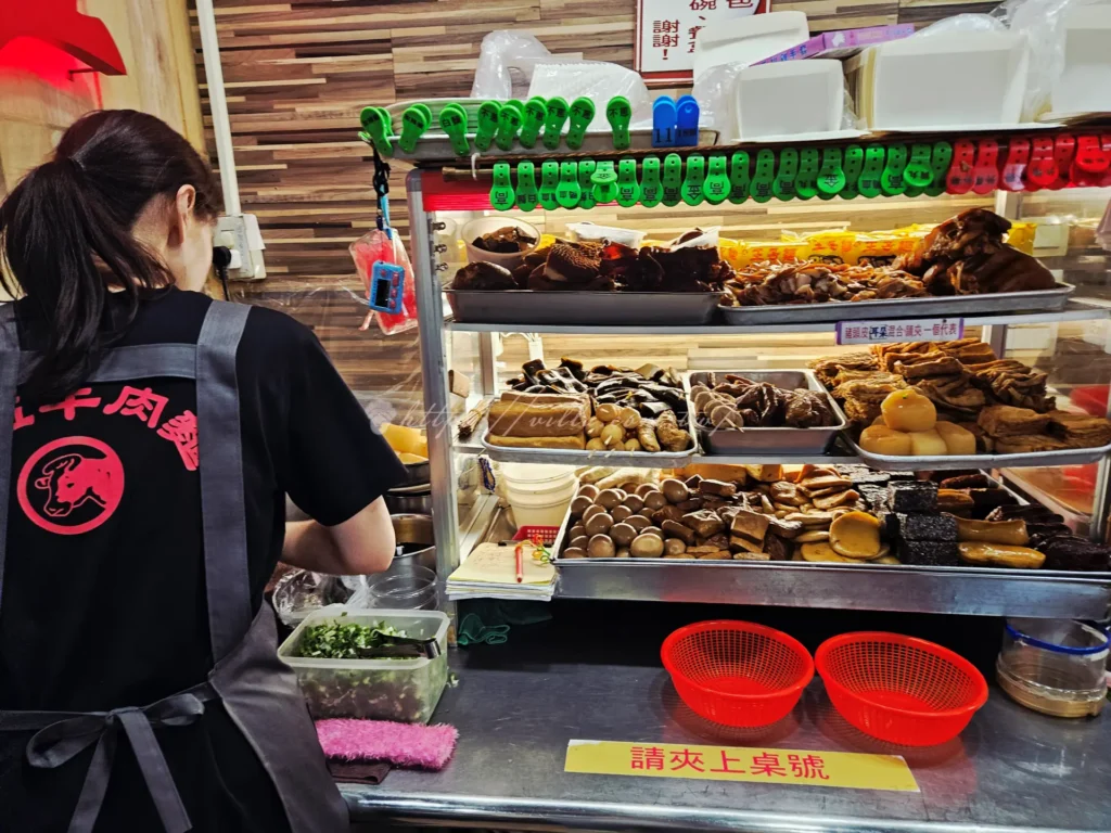 玖伍牛肉麵滷味拼盤，現切滷味醬色深亮整齊排列，台北光華商場必點小菜