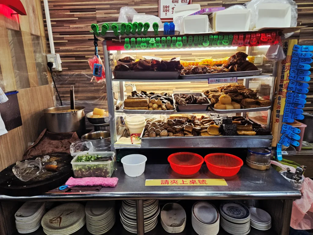 玖伍牛肉麵滷味拼盤，現切滷味醬色深亮整齊排列，台北光華商場必點小菜