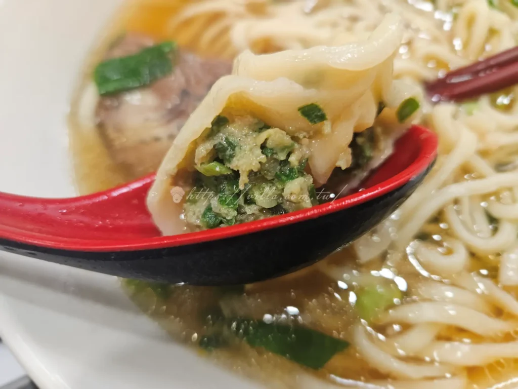 玖伍牛肉麵必點紅燒牛肉湯餃，水餃皮薄 Q 彈且吸附醇厚紅燒湯汁，份量扎實且飽足感極高。