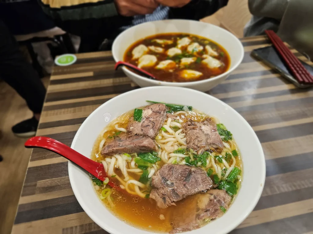玖伍川味牛肉麵清燉與川味紅燒牛肉湯餃，刀切麵條嚼勁十足，牛筋軟Q牛腱大塊過癮