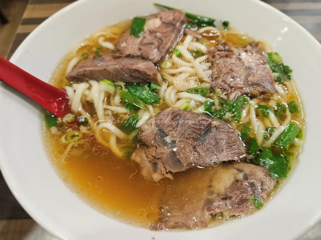 玖伍牛肉麵清燉口味，湯頭鮮甜清澈，牛腩肉質鮮嫩不乾柴，適合喜愛原汁原味的台北牛肉麵老饕。