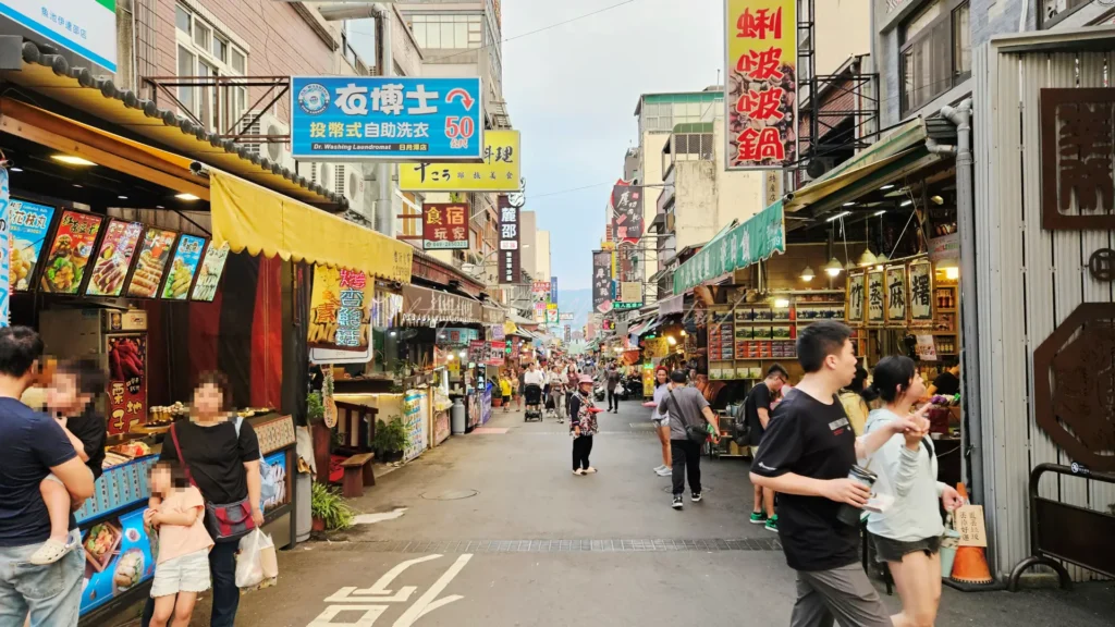 日月潭伊達邵老街邵族攤販攤位特寫，販售原住民特產與在地手工商品
