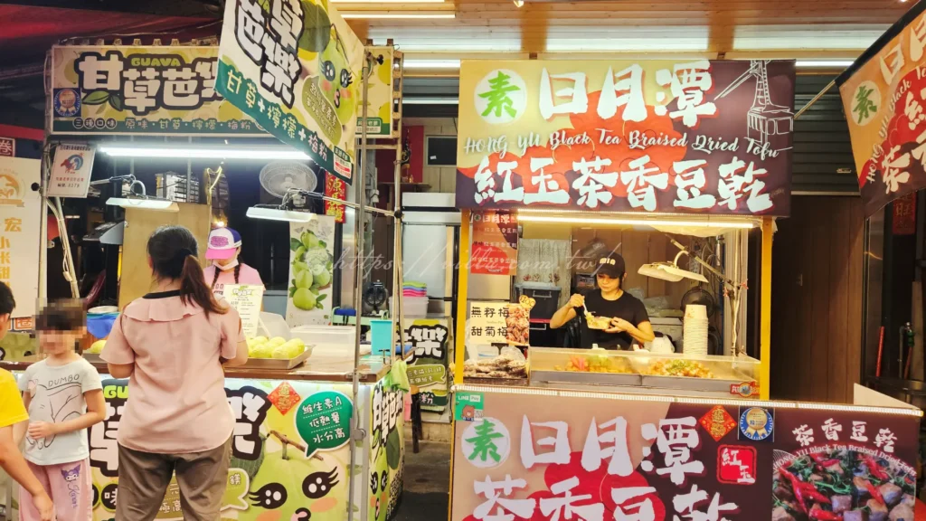 南投日月潭伊達邵老街平日悠閒街景，陽光灑落木造攤販街道，逐鹿市集旅遊