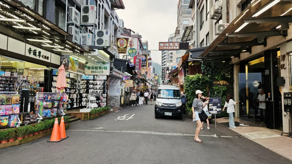 伊達邵老街（逐鹿市集）晴天街道全景，兩側木造攤販林立，日月潭邵族商圈氛圍