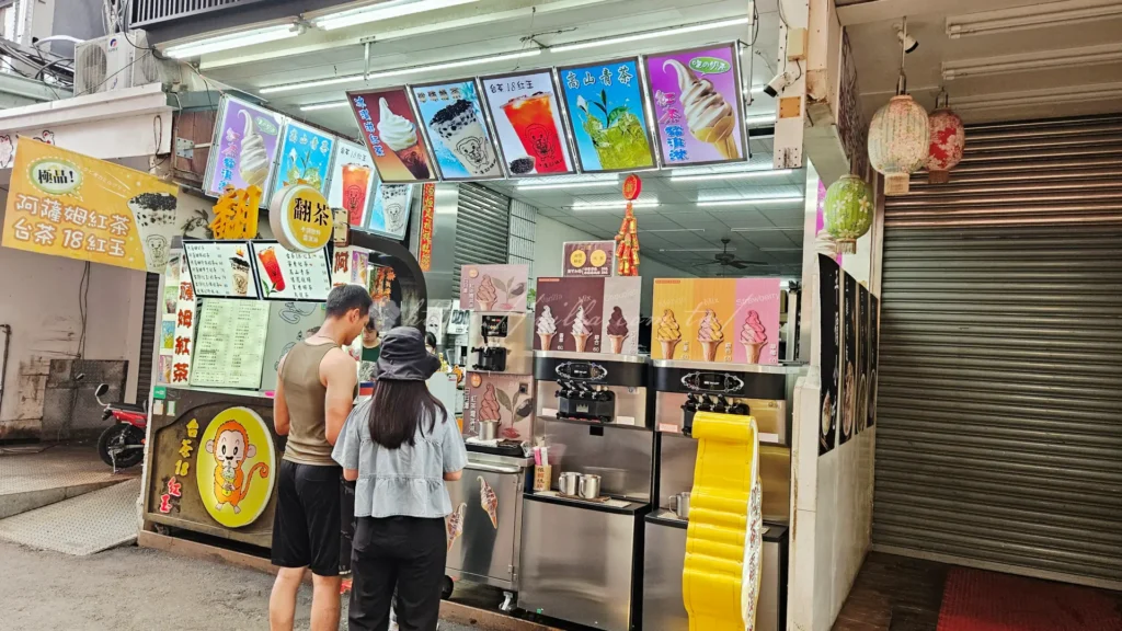 日月潭伊達邵老街紅茶冰淇淋，以魚池鄉日月潭紅茶製成，伊達邵必買甜點推薦