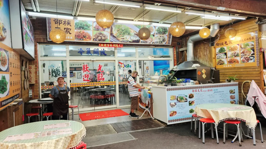 伊達邵逐鹿市集攤販老闆於攤位前，日月潭邵族部落老街在地人文風情