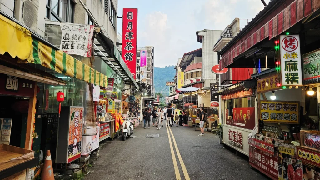 南投日月潭伊達邵老街平日悠閒街景，陽光灑落木造攤販街道，逐鹿市集旅遊
