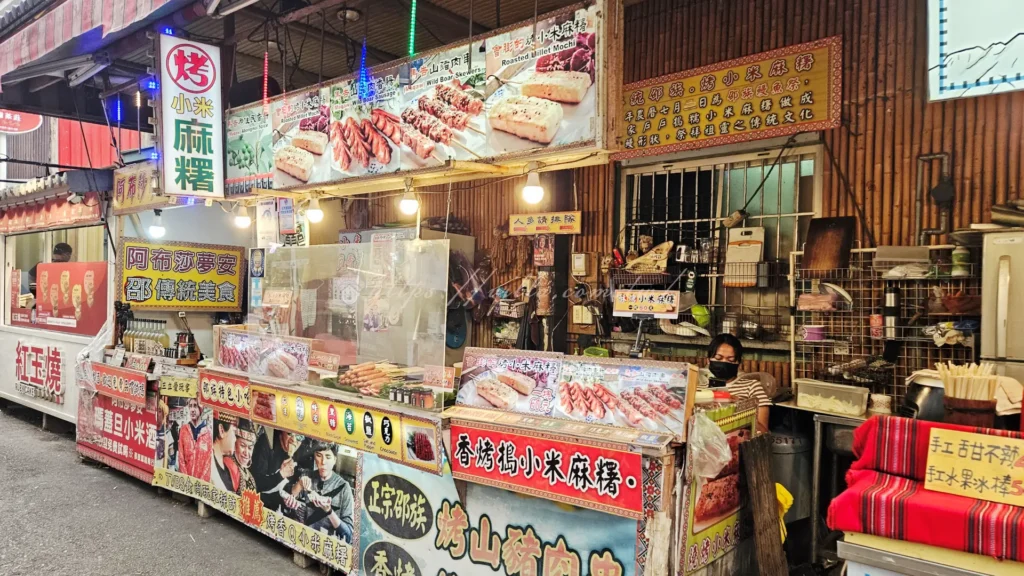 伊達邵老街攤位商品陳列，日月潭紅茶與邵族手工藝品近景，南投魚池鄉原民特產