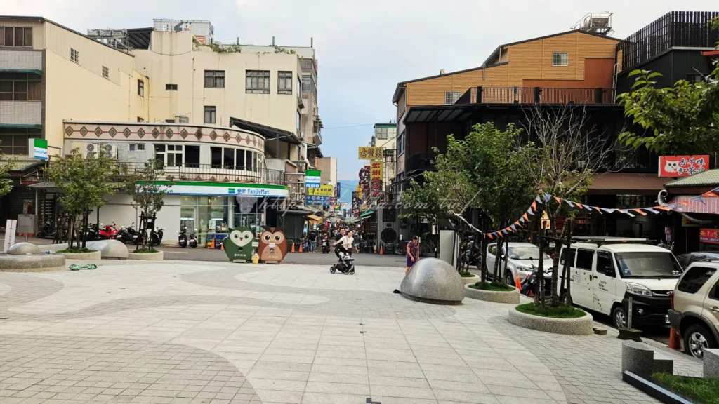 南投日月潭伊達邵老街平日悠閒街景，陽光灑落木造攤販街道，逐鹿市集旅遊實拍