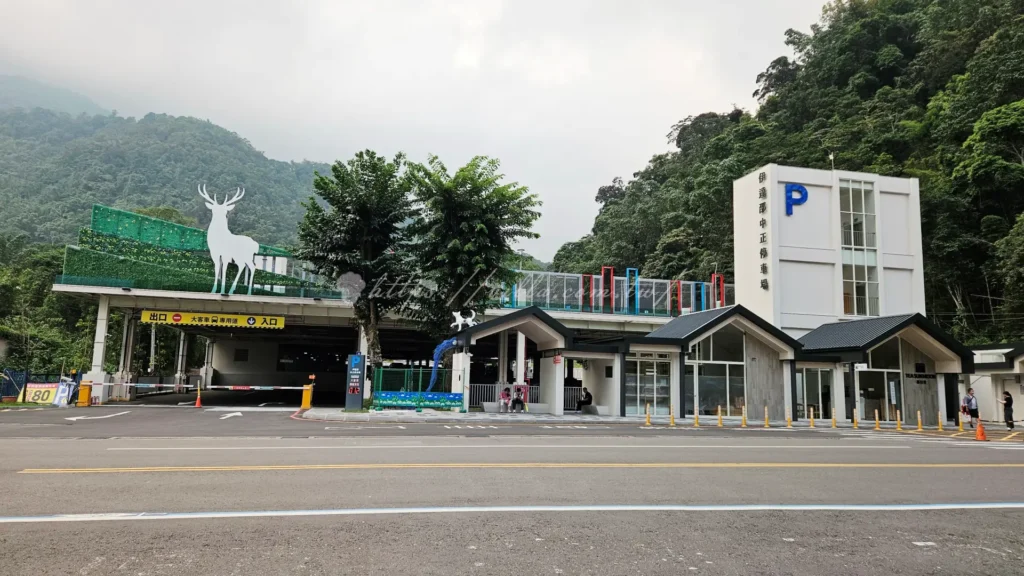 伊達邵中正停車場，就在中正路旁，走進老街只要2～3分鐘，位置最近最方便。